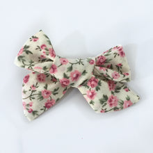 Cargar imagen en el visor de la galería, Pinche niña rosado con pattern de flores
