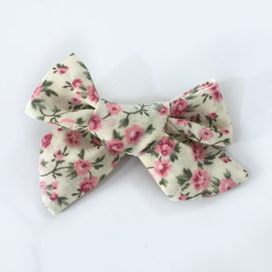 Pinche niña rosado con pattern de flores