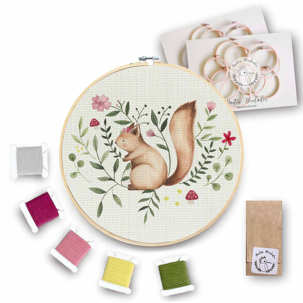 Mini Kit para bordar Ardilla con Flores
